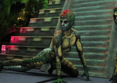 Body Paint iguana al lado de una piramide en un evento en la Riviera maya